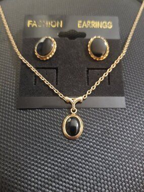Antique-Style Little-Black-Onyx Cabochon-Cut-Stone Gothic Gold-Chain Necklace
